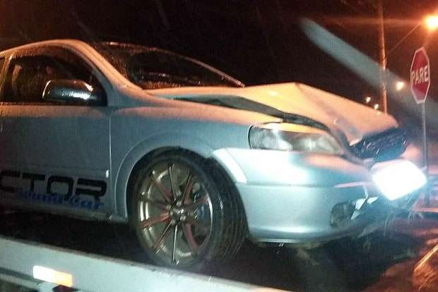 Astra sai da pista e colide em árvore na SC-446