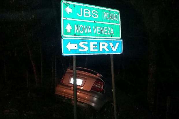 Astra sai da pista e colide em árvore na SC-446