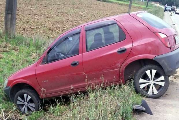 Motorista perde controle da direção e quase bate de frente com Celta na SC-446