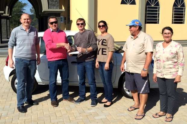 Renault Clio sorteado durante festa da Mãe Peregrina é entregue ao ganhador 1 Renault Clio sorteado durante festa da Mãe Peregrina é entregue ao ganhador