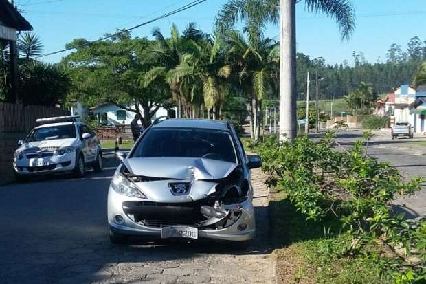 Motorista perde controle da direção de Peugeot 207 e bate em poste na Baixada