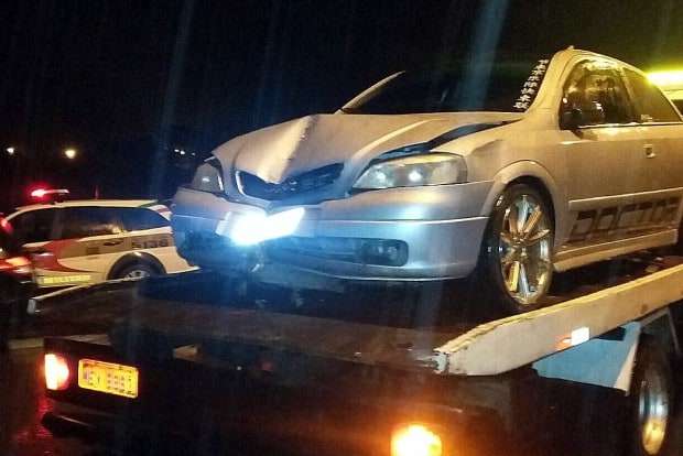 Astra sai da pista e colide em árvore na SC-446