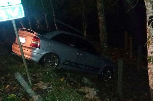 Astra sai da pista e colide em árvore na SC-446