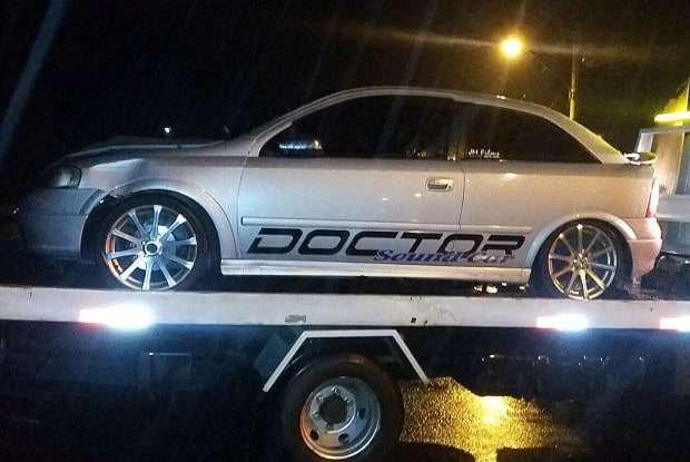 Astra sai da pista e colide em árvore na SC-446