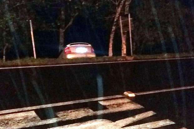 Astra sai da pista e colide em árvore na SC-446