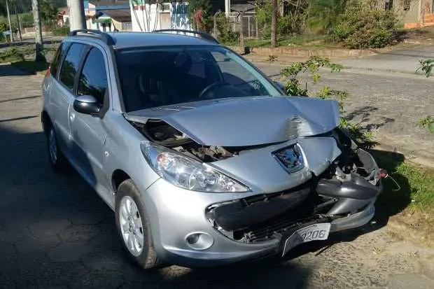 Motorista perde controle da direção de Peugeot 207 e bate em poste na Baixada
