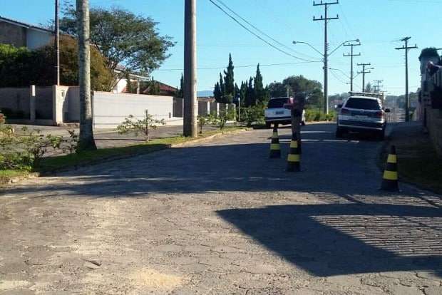 Motorista perde controle da direção de Peugeot 207 e bate em poste na Baixada
