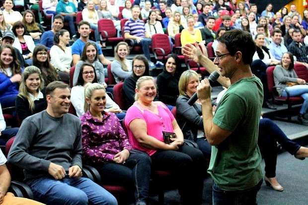 Palestra com Jairo Bouer e prêmio Jovem Destaque lotam teatro