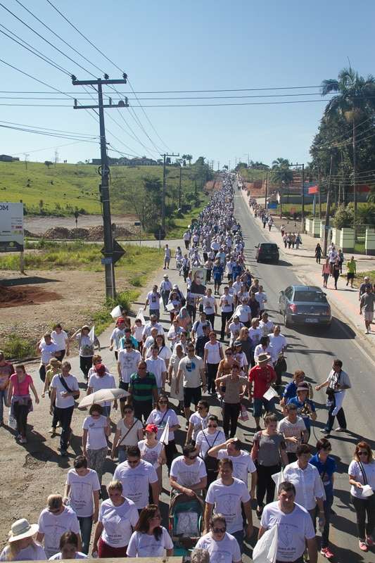 Caminhada Vocacional reúne multidão de fiéis da Diocese de Criciúma 12 Caminhada Vocacional reúne multidão de fiéis da Diocese de Criciúma