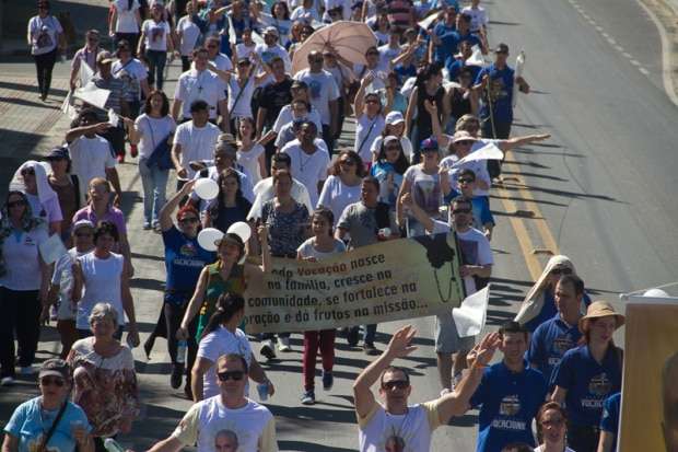 Caminhada Vocacional reúne multidão de fiéis da Diocese de Criciúma 14 Caminhada Vocacional reúne multidão de fiéis da Diocese de Criciúma