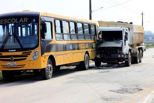 Ônibus escolar é atingido por caminhão na SC-446 no Picadão