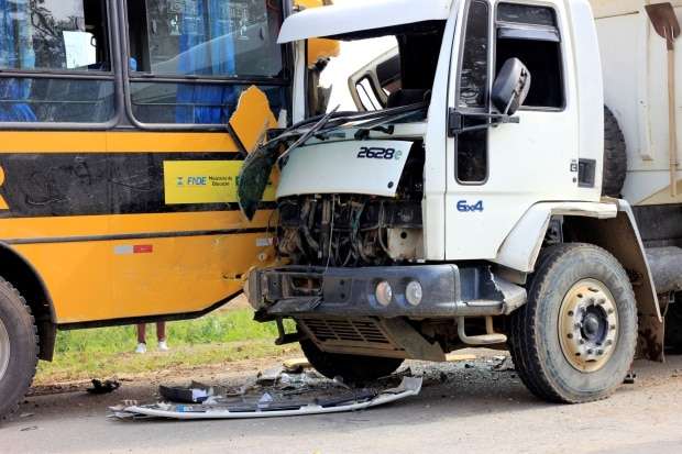 Ônibus escolar é atingido por caminhão na SC-446 no Picadão