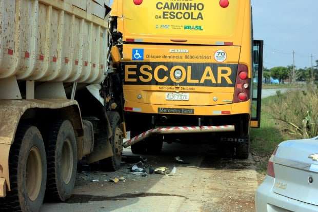Ônibus escolar é atingido por caminhão na SC-446 no Picadão