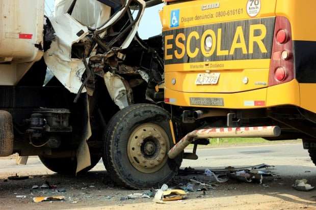 Ônibus escolar é atingido por caminhão na SC-446 no Picadão