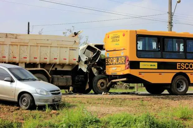 Ônibus escolar é atingido por caminhão na SC-446 no Picadão