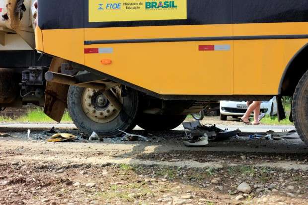 Ônibus escolar é atingido por caminhão na SC-446 no Picadão