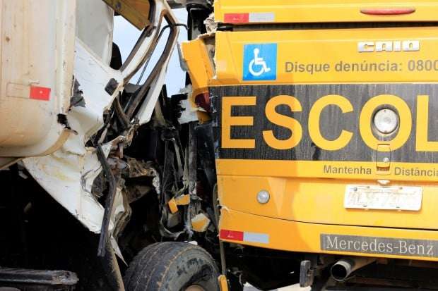 Ônibus escolar é atingido por caminhão na SC-446 no Picadão