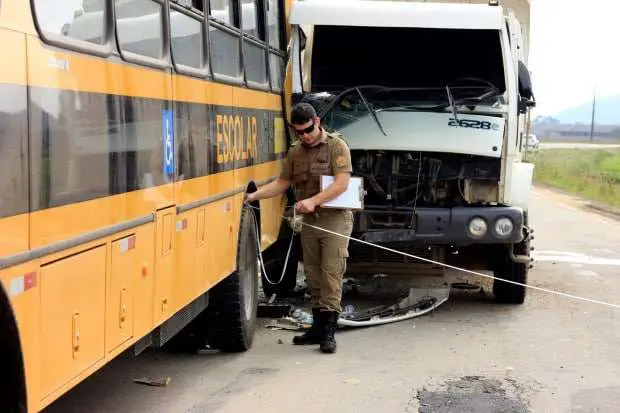 Ônibus escolar é atingido por caminhão na SC-446 no Picadão