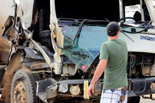 Ônibus escolar é atingido por caminhão na SC-446 no Picadão