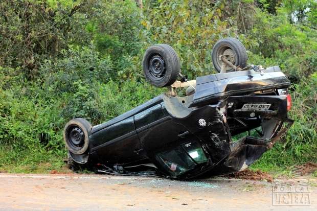 Motorista perde controle da direção e Golf capota no morro do Caravaggio