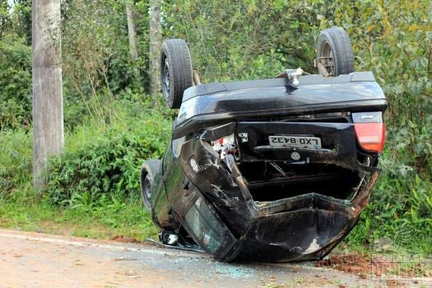 Motorista perde controle da direção e Golf capota no morro do Caravaggio