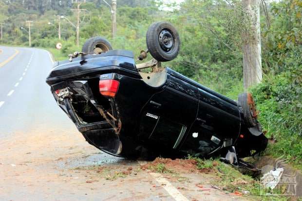 Motorista perde controle da direção e Golf capota no morro do Caravaggio