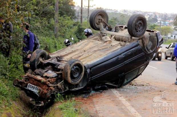 Motorista perde controle da direção e Golf capota no morro do Caravaggio