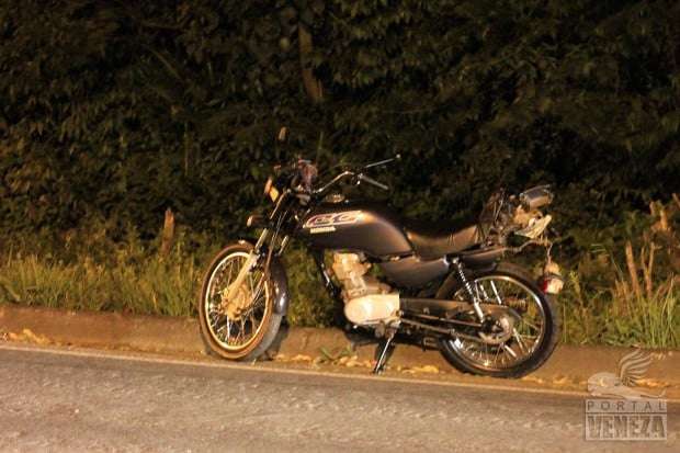 Motociclista cai na pista e atinge veículo na subida do morro do Caravaggio