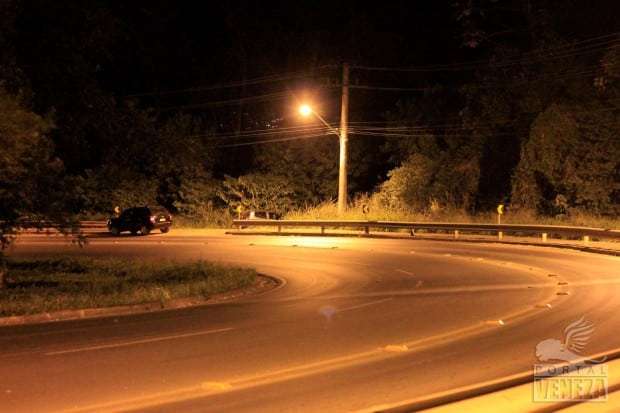 Motociclista cai na pista e atinge veículo na subida do morro do Caravaggio