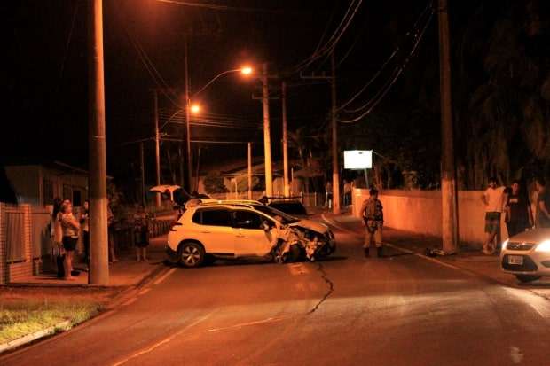 Motorista perde controle de Griffe A e bate em poste no Caravaggio