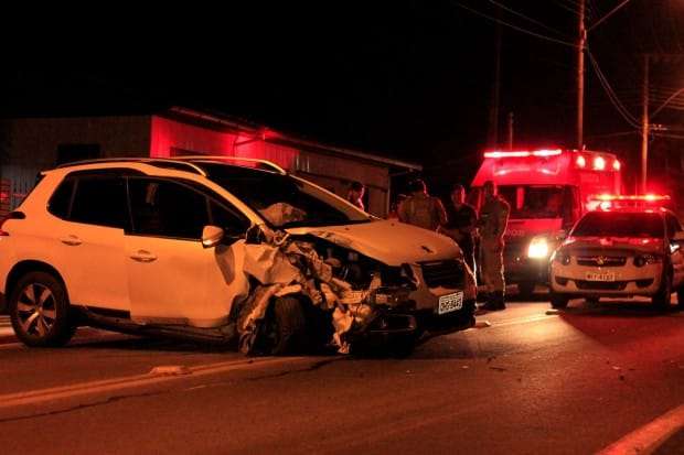 Motorista perde controle de Griffe A e bate em poste no Caravaggio