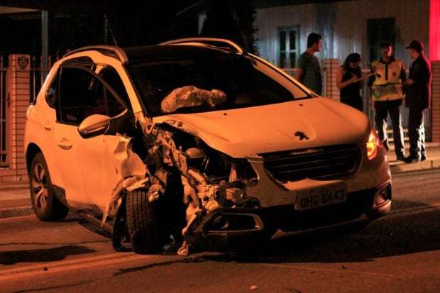 Motorista perde controle de Griffe A e bate em poste no Caravaggio