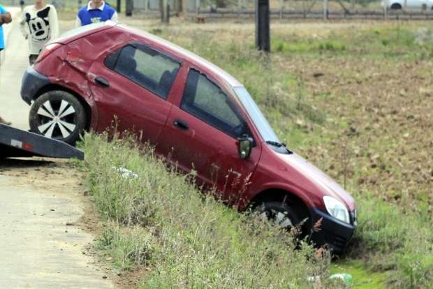 Motorista perde controle da direção e quase bate de frente com Celta na SC-446