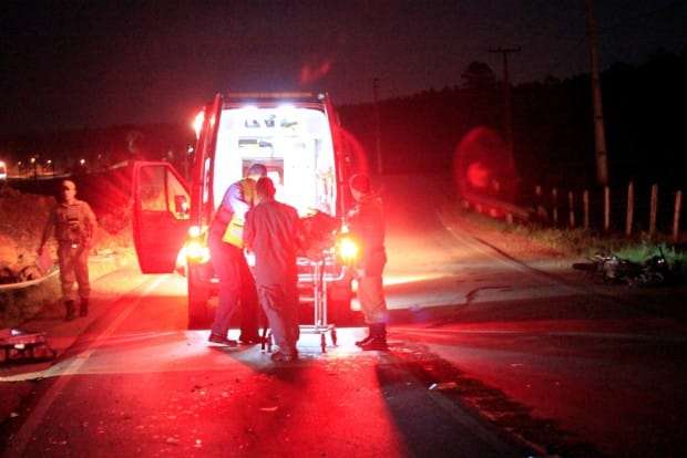 Motociclista sai da pista e bate em pilha de pedras na NVA-150