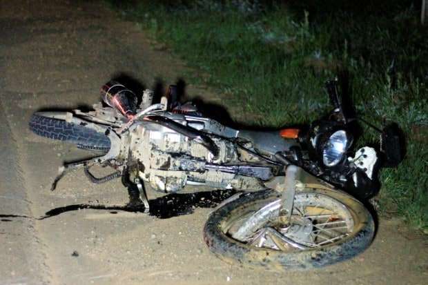 Motociclista sai da pista e bate em pilha de pedras na NVA-150