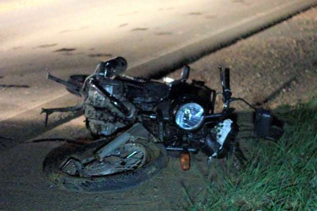Motociclista sai da pista e bate em pilha de pedras na NVA-150