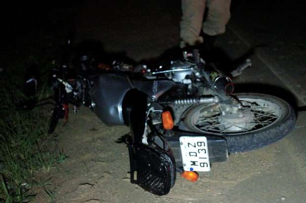 Motociclista sai da pista e bate em pilha de pedras na NVA-150