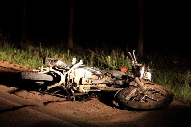 Motociclista sai da pista e bate em pilha de pedras na NVA-150