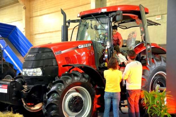 Tratores gigantes e carregados de apetrechos chegam para conquistar o agricultor