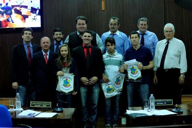 Homenagens marcam sessão da câmara de Nova Veneza 1 Homenagens marcam sessão da câmara de Nova Veneza