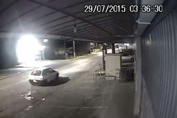 Furto de veículo é flagrado por câmera de segurança no Centro de Nova Veneza 1 Furto de veículo é flagrado por câmera de segurança no Centro de Nova Veneza