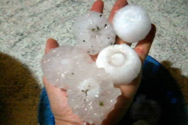 Chuva de granizo atinge Nova Veneza no final da noite desta quinta-feira