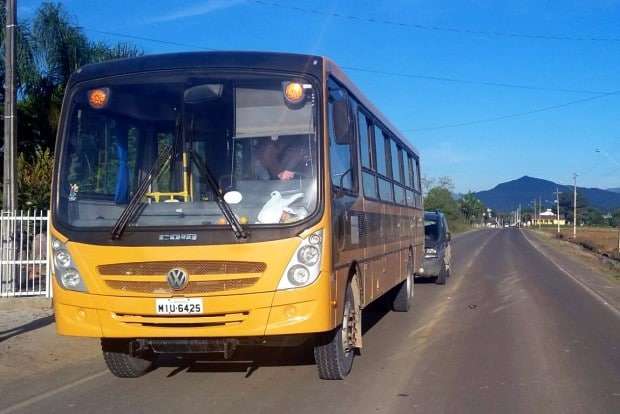 Ônibus escolar é atingido por Doblò na SC-443 em Nova Veneza
