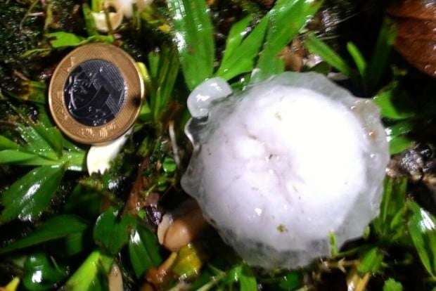 Chuva de granizo atinge Nova Veneza no final da noite desta quinta-feira