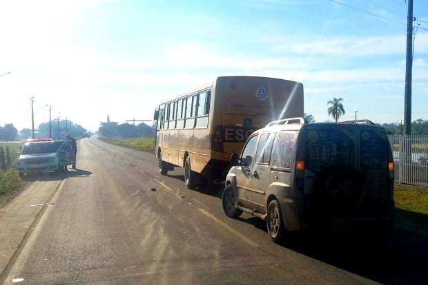 Ônibus escolar é atingido por Doblò na SC-443 em Nova Veneza 1 Ônibus escolar é atingido por Doblò na SC-443 em Nova Veneza