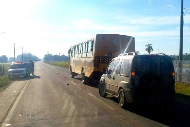 Ônibus escolar é atingido por Doblò na SC-443 em Nova Veneza