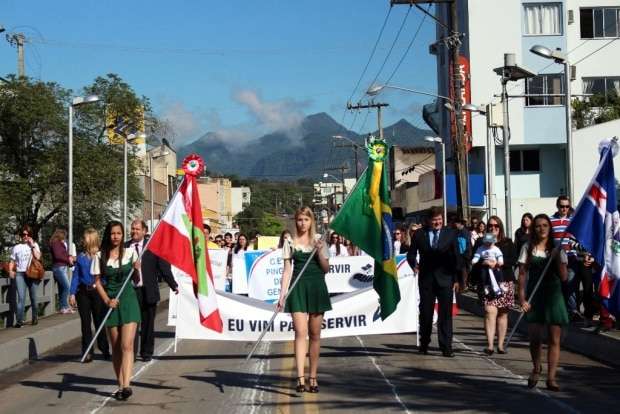 Desfile Cívico de Nova Veneza apresenta tema “Eu vim para servir”