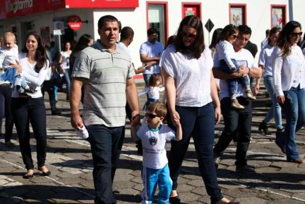 Desfile Cívico de Nova Veneza apresenta tema “Eu vim para servir”