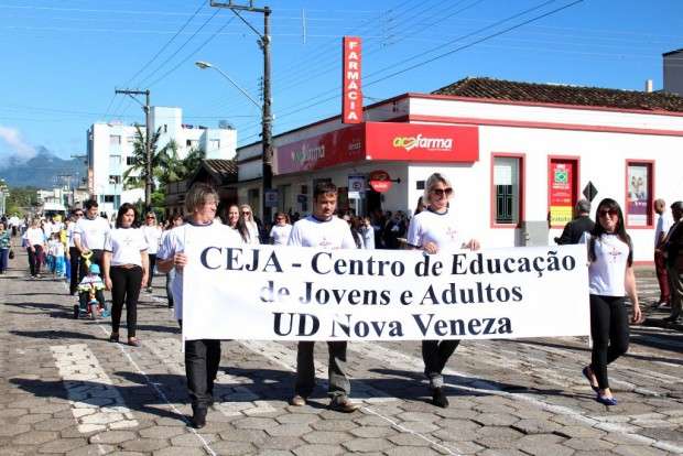 Desfile Cívico de Nova Veneza apresenta tema “Eu vim para servir”