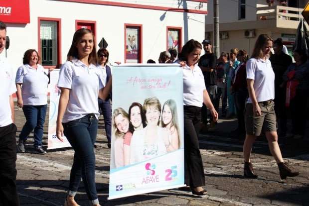 Desfile Cívico de Nova Veneza apresenta tema “Eu vim para servir”